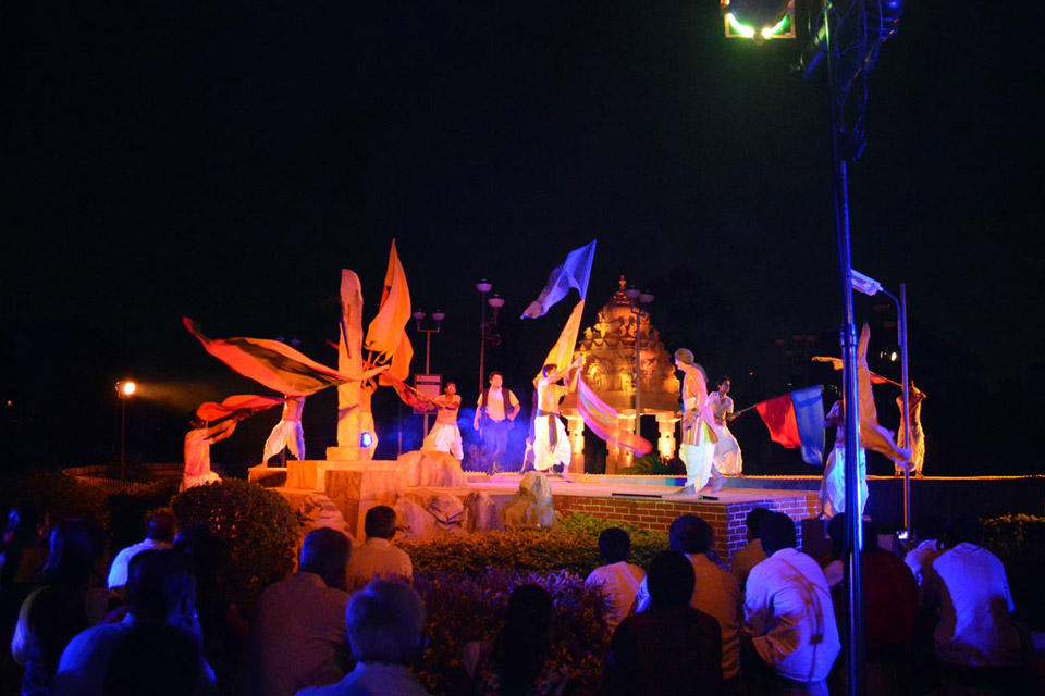 Rangasiri performing at the Kempegowda Tower, Mekhri Circle The Project 560 Found Spaces Festival