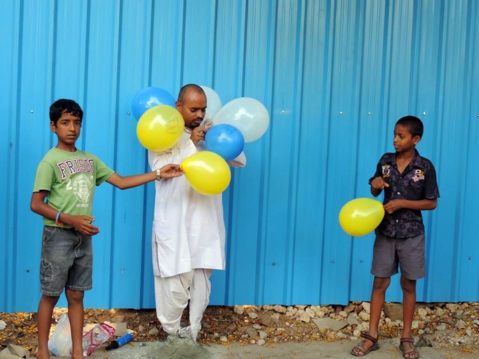 Image from Bhuvanesh Kumar's performance piece, 'Suffocating Breeze'. Project 560: Basavanagudi Live Art Project, Ramakrishna Ashrama Circle